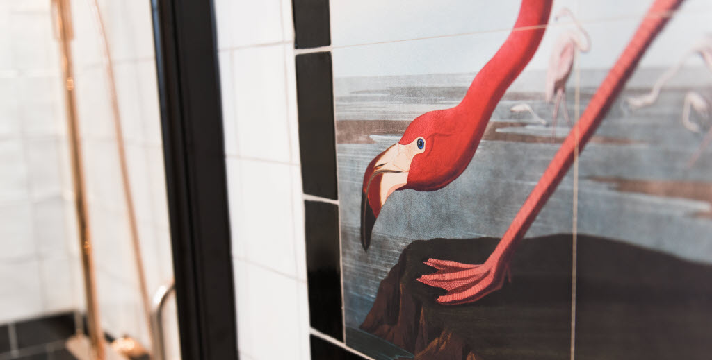 Copyright: : Jimmy Eriksson AB, Tomtebogatan 30, 113 38 Stockholm, +46 703 73 44 29, info@jimmyeriksson.se Interior decoration in the bathroom. Picture on the wall, flamingo.
